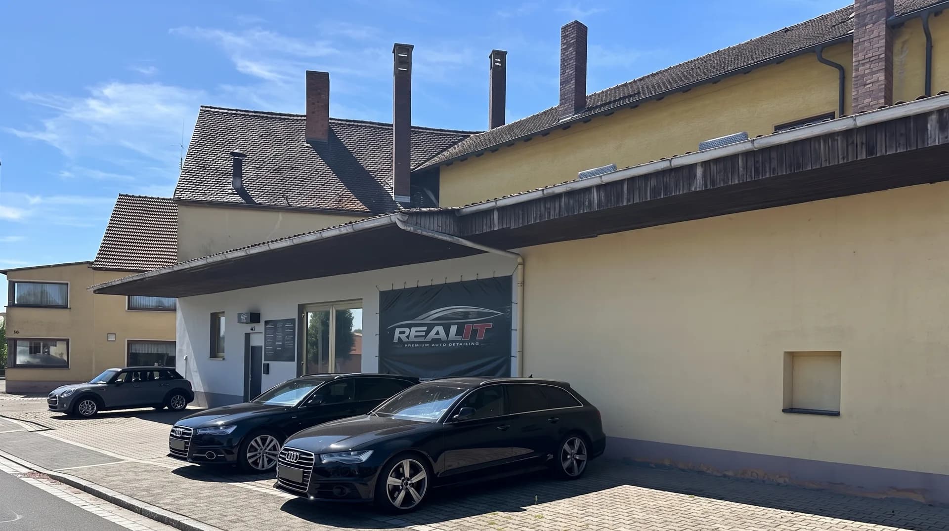 REALIT Premium Auto Detailing – Gebäudeansicht, Blickwinkel rechts
