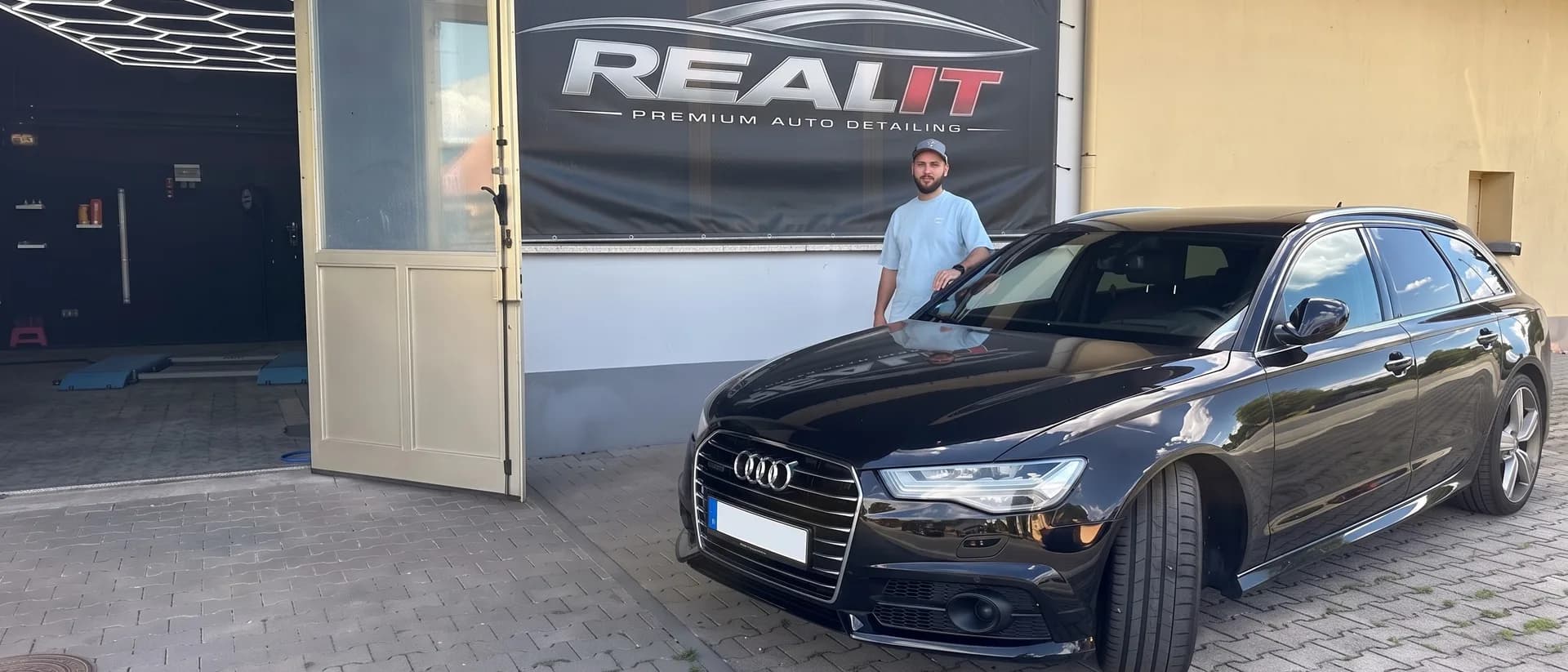 REALIT Premium Auto Detailing – Illia Turevych vor der Halle